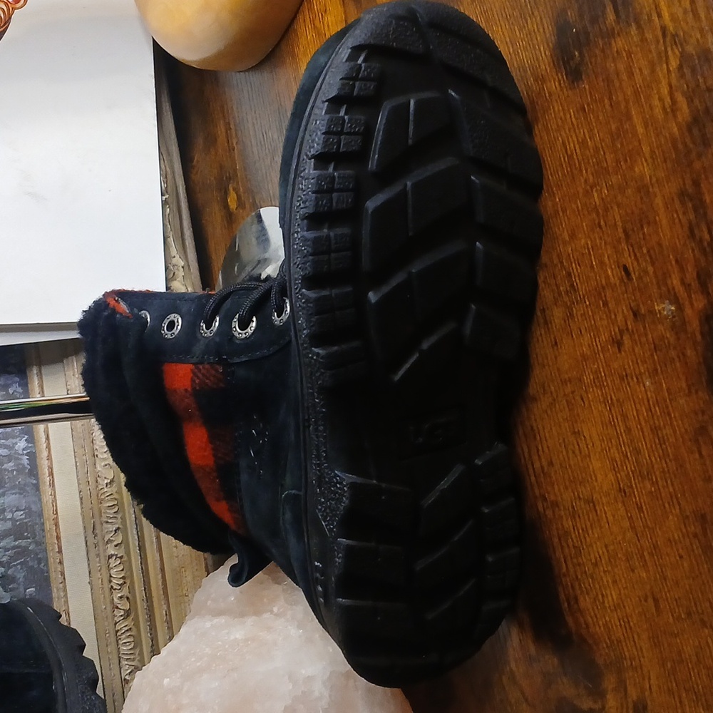 Like New!! UGG Unisex Kids Boots in Black and Red Plaid Sz 13 Both Boy And Girl - Picture 14 of 14